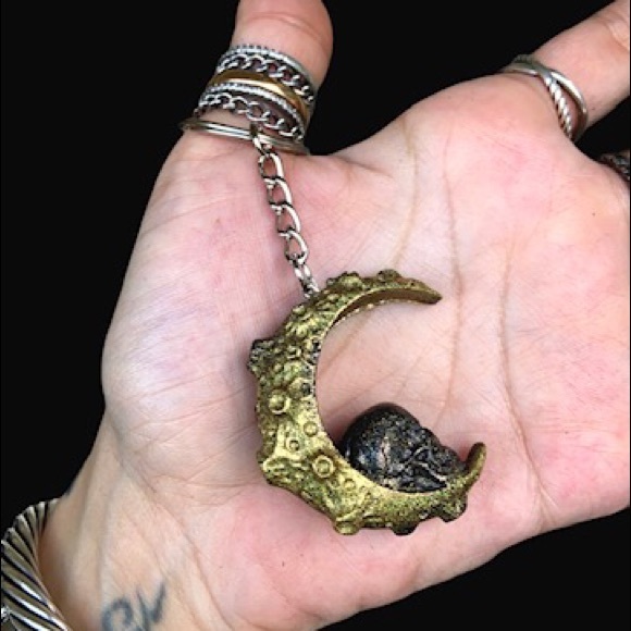 🖤Handmade Moon & skull resin key chain - Picture 8 of 10